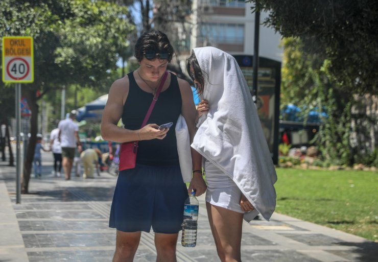 Güneşten korunmak için sığınacak yer aradılar