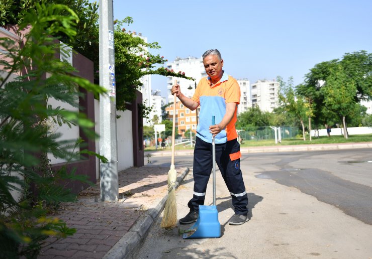 Başkan Uysal, Empati Günü'nde sokakları süpürdü