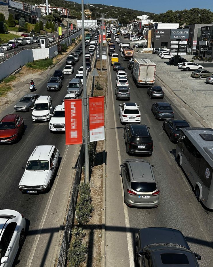 Bodrum'da su isale hattı patladı, cadde suyla doldu (2)