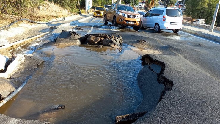 Bodrum'da su isale hattı patladı, cadde suyla doldu