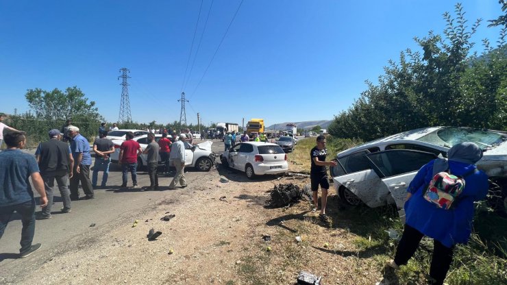 Isparta'da 4 aracın karıştığı zincirleme kaza: 2'si çocuk 9 yaralı