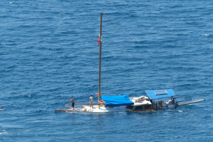 Bodrum'da kayalıklara oturan gulet battı, 3 kişi kurtarıldı