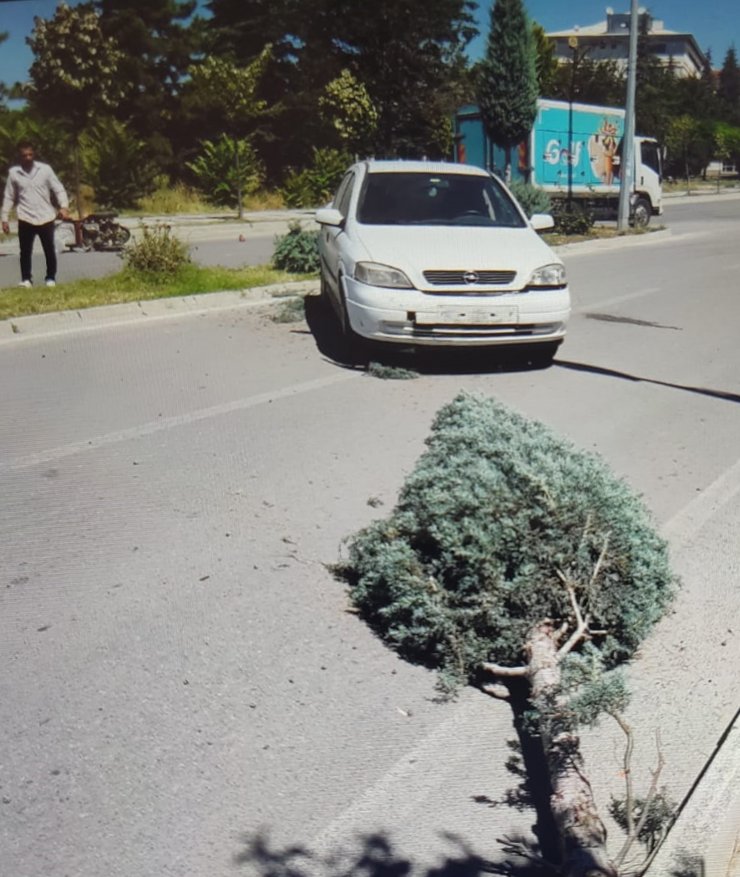 Otomobille elektrikli motosiklet çarpıştı: 1 yaralı 