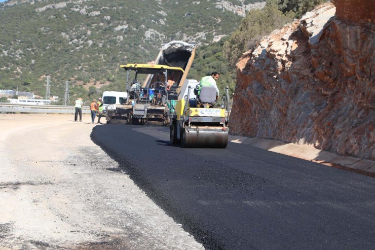 Bodrum'da kent genelinde yol yapım çalışmaları sürüyor