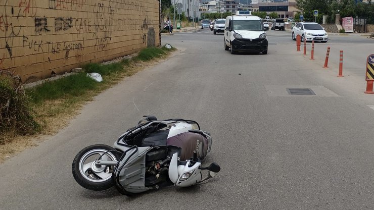 Hafif ticari aracın çarptığı motosikletli ağır yaralandı