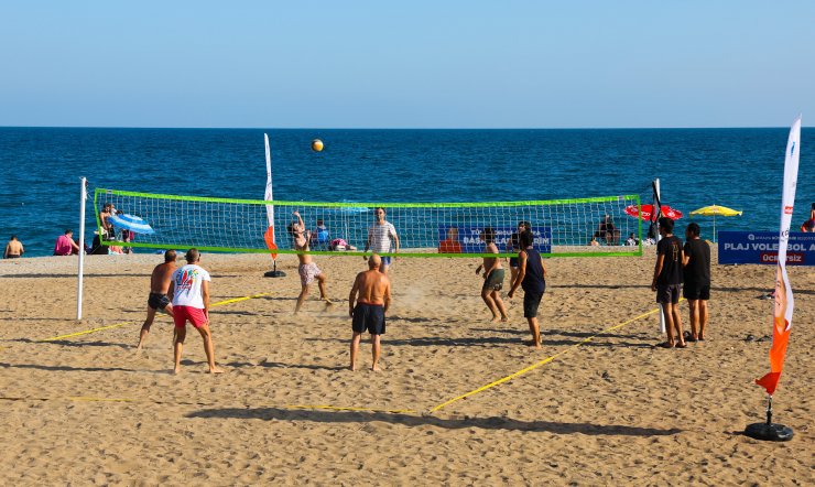 Konyaaltı Plajı'na ücretsiz voleybol sahası yapıldı