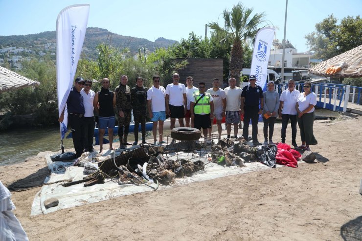 Bodrum'da denizden 76 kilo gram katı atık çıkarıldı