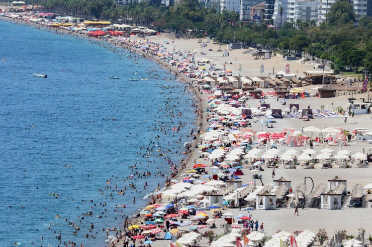 Antalya'da sıcak hava sahilleri doldurdu