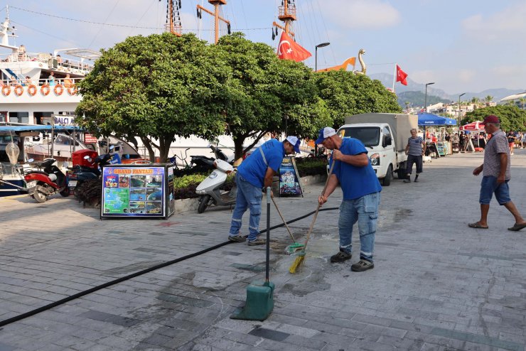 Marmaris'te temizlik çalışmaları sürüyor