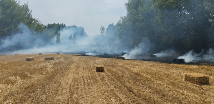 Alev alan traktör tarlayı yaktı