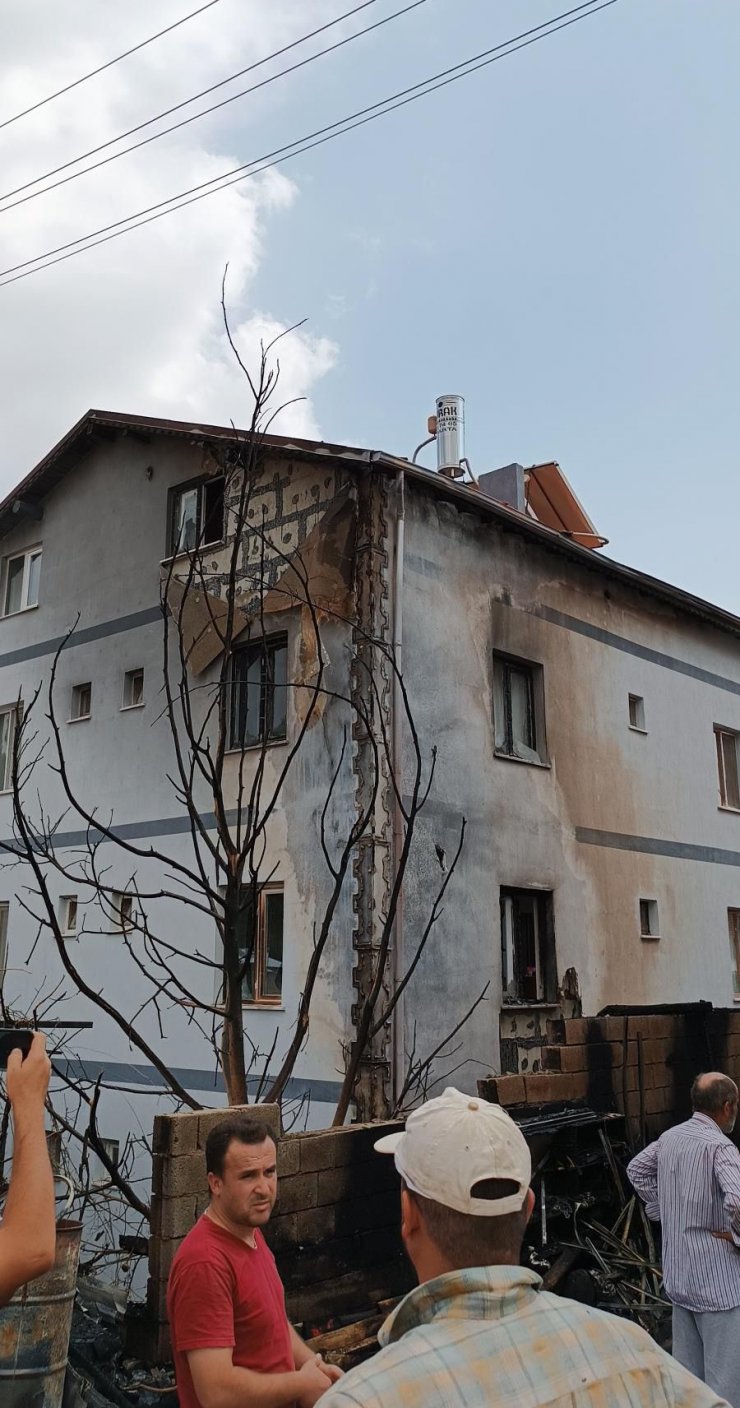 Aşure yaparken sıçrayan kıvılcımdan yangın çıktı