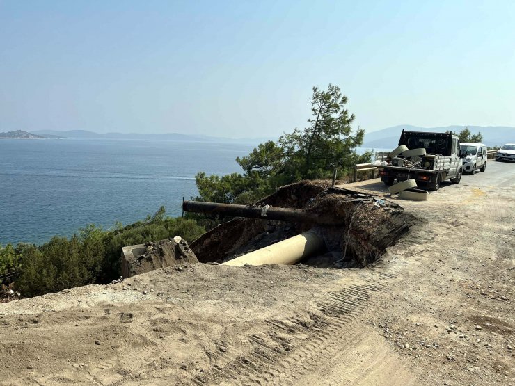 Bodrum'da su isale hattı patlamasında trafiğe kapatılan yol onarılıyor