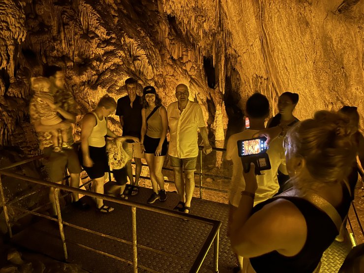 Turistler, Dim Mağarası’nda serinliyor