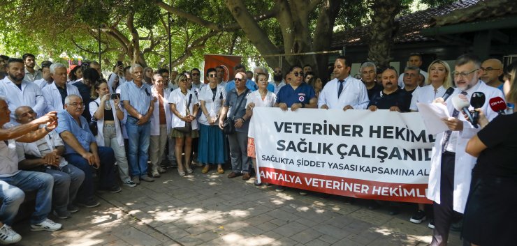 Yakalarına siyah kurdele takan veteriner hekimler iş bıraktı