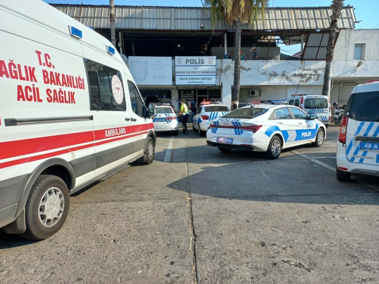 Polis memuru, kavgayı ayırmaya çalışırken bacağından bıçaklandı