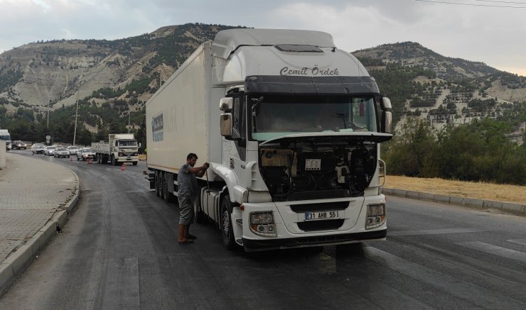 TIR'ın aküsü patladı, ulaşım aksadı