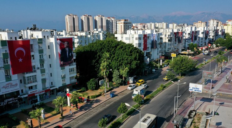 Muratpaşa, büyük zaferin yıl dönümünde bayraklarla donatıldı