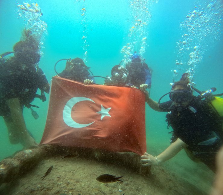 Zafer Bayramı'nı su altında bayrak açarak kutladılar