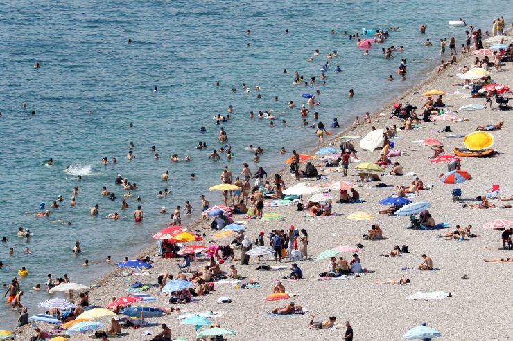 Sıcaktan bunalanlar Konyaaltı Sahili'ni doldurdu