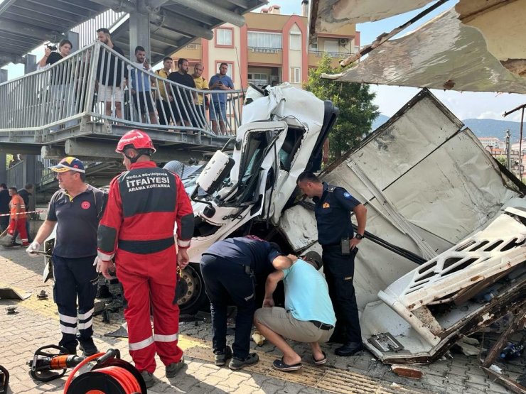 Milas’ta üst geçidin ayağına çarpan TIR’ın sürücüsü öldü