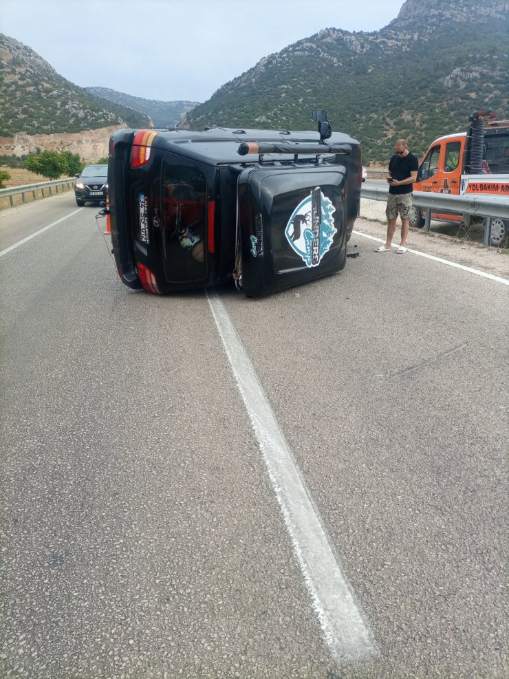 Sanatçı Sümer Ezgü, aracıyla kaza yaptı