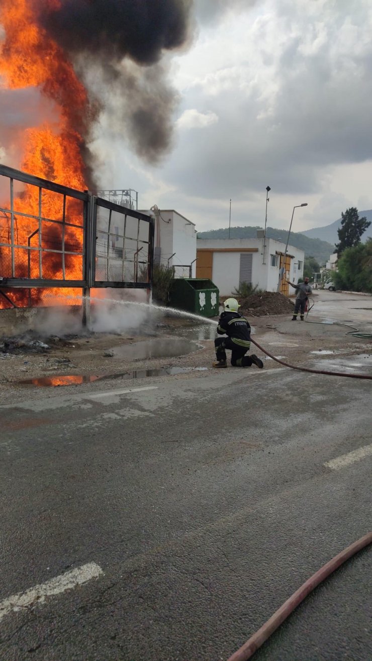 Bodrum'a düşen yıldırımlar, trafo, ev ve otel yangınlarına neden oldu