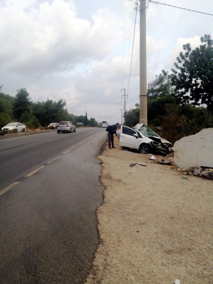 Bodrum'da beton elektrik direğine çarpan otomobilin sürücüsü öldü