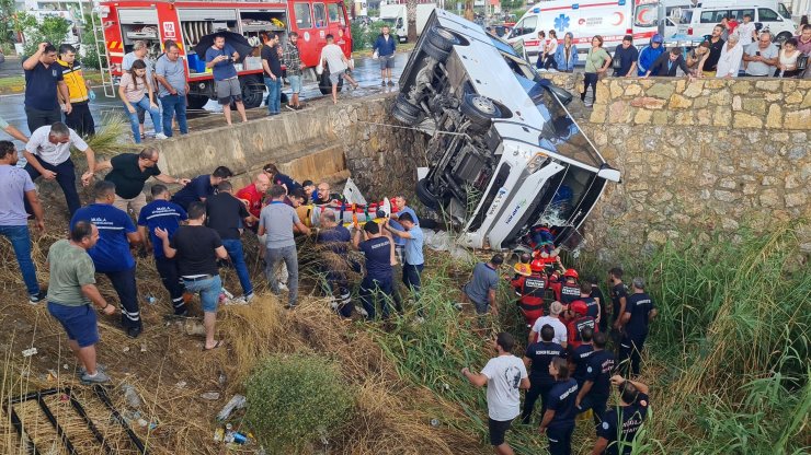 Bodrum'da, midibüs dere yatağına uçtu; 23 işçi yaralı