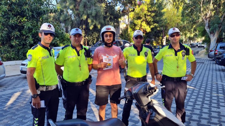 Polis önce ceza kesti, sonra kask hediye etti