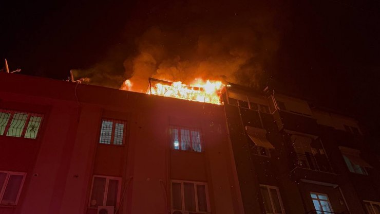 Çatı katındaki yangın mahalleliyi sokağa döktü