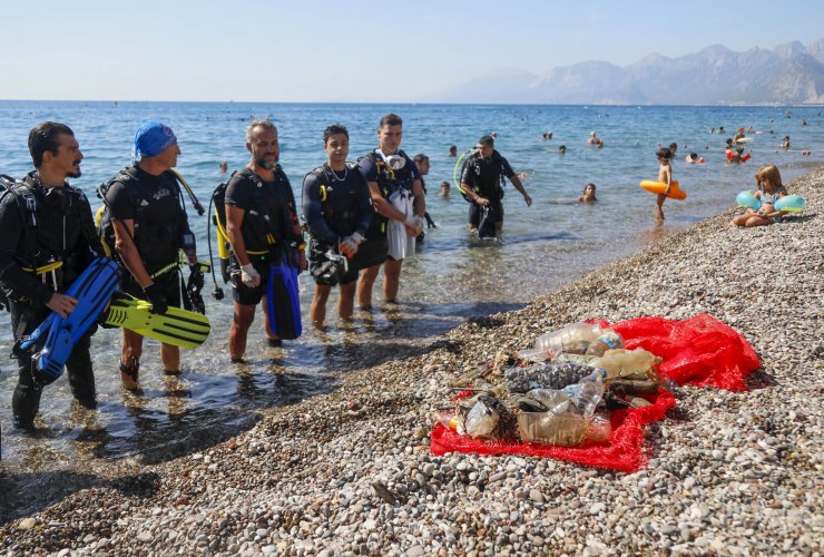 Kıyı ve dip temizliğinde turist altın küpe buldu, dalgıçlar çöp çıkardı