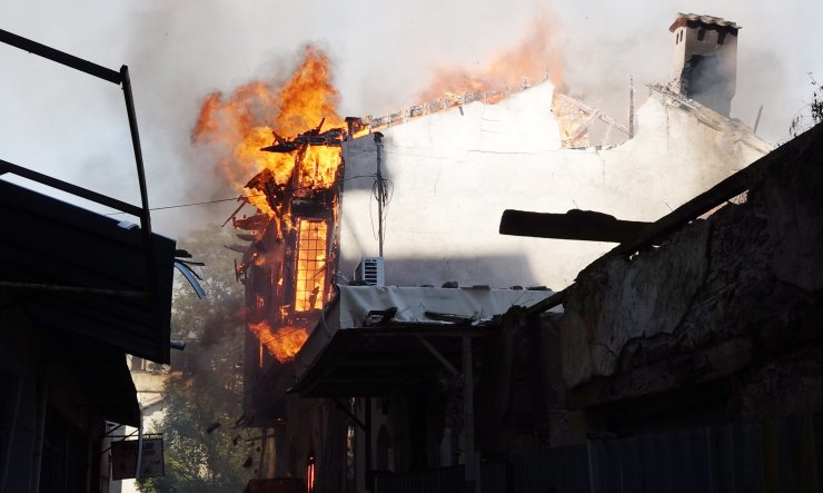 Antalya'da tarihi 2 ev ile tek katlı müstakil ev yangında küle döndü (2) - Yeniden