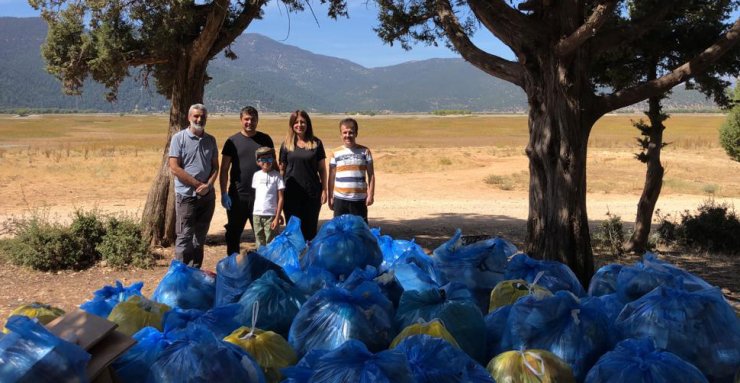 Can çekişen Avlan Gölü'nü temizlediler