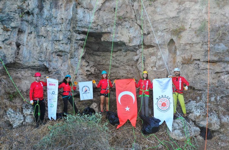 Dağcılar falezlerde temizlik yaptı