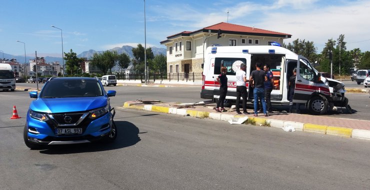 Ciple çarpışan ambulansın şoförü yaralandı