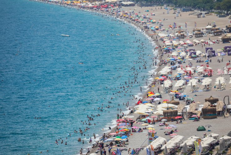 Avrupalı turist Antalya'da sezonu uzattı