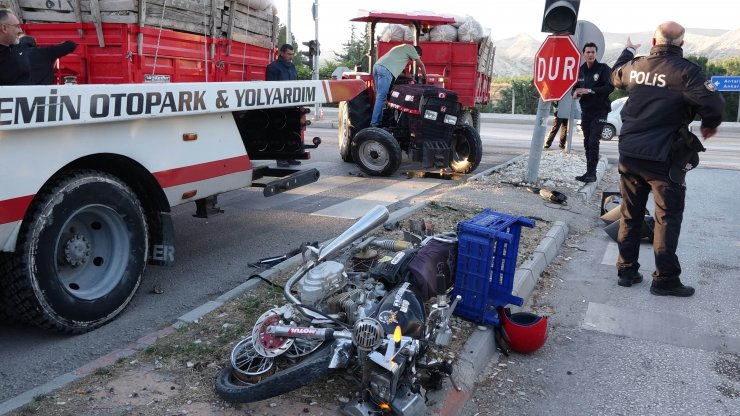 Motosiklet ile traktör çarpıştı