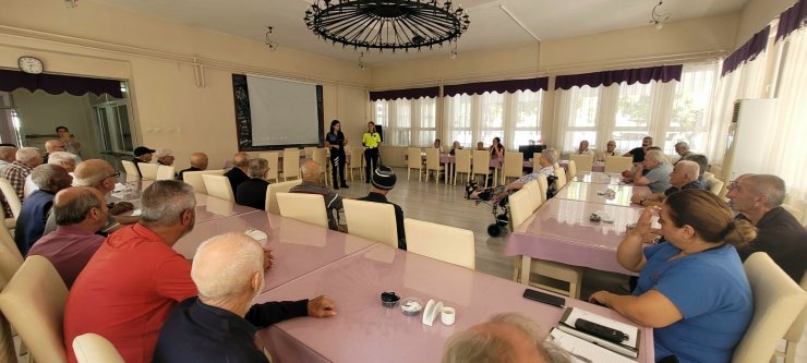 Huzurevi sakinleri, kaza ve dolandırıcılık konularında uyarıldı