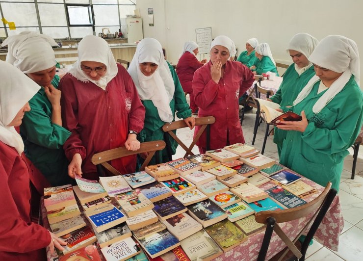 Sera çalışanı kadınlara kitap okuma saati