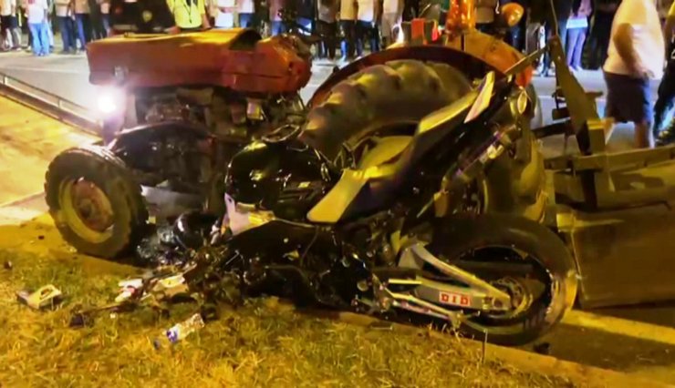 Traktörle çarpışan motosikletli öldü