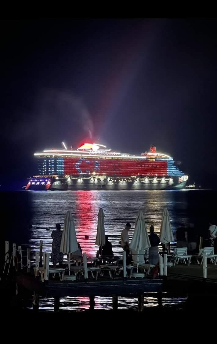 Bodrum'dan ayrılan Bahamalar bandıralı yolcu gemisinden 'Türk bayrağı' ışıklandırması yansıtıldı