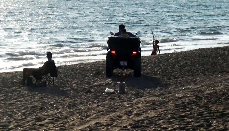 Yasağa rağmen ATV aracıyla SİT alanı sahile girip, safari yaptılar