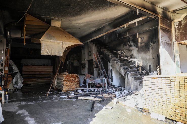 Ahşap üretilen dükkanda başlayan yangında 4 işyeri zarar gördü